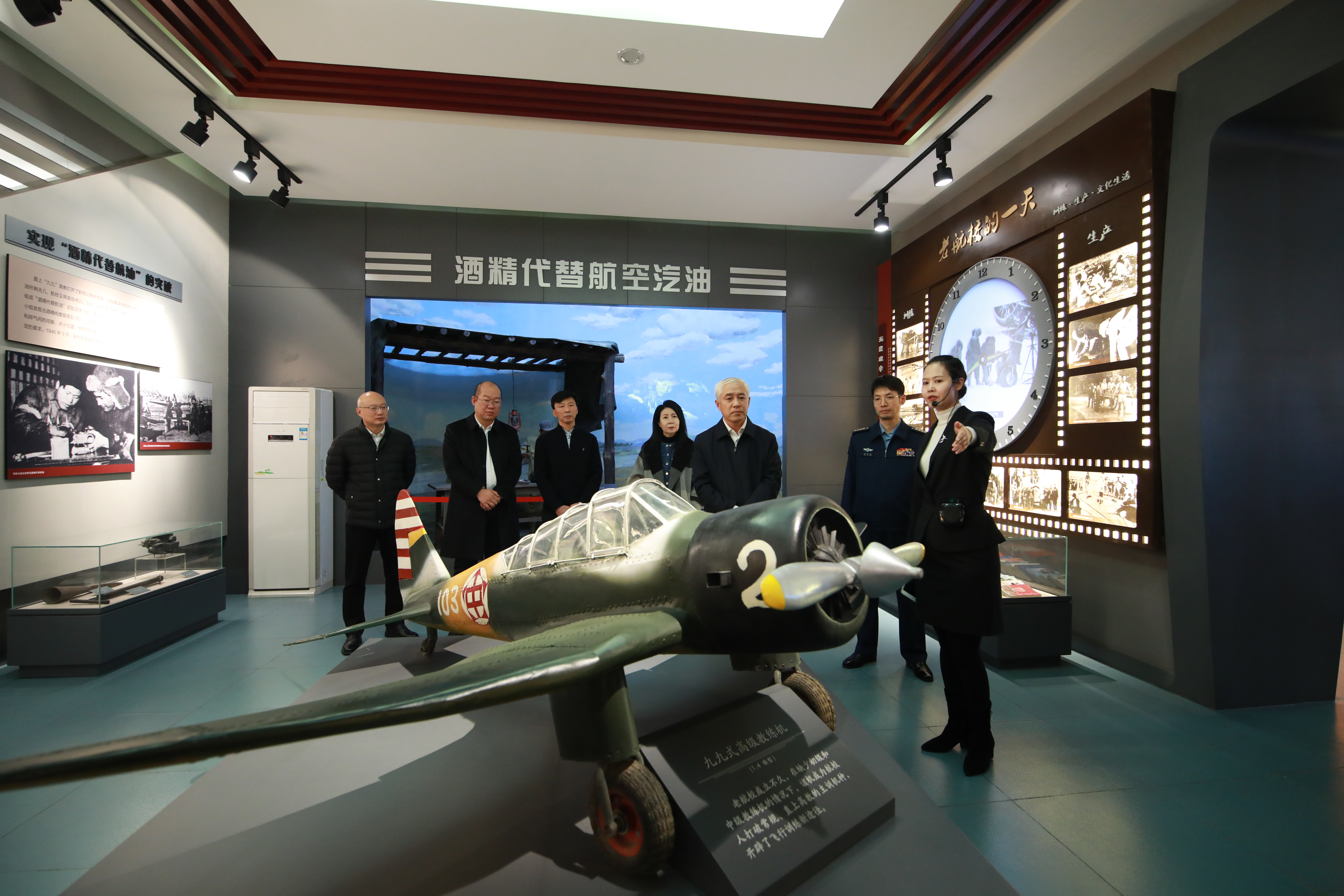 常务副校（院）长周英东带领青年理论学习小组前往空军哈尔滨飞行学院参观学习